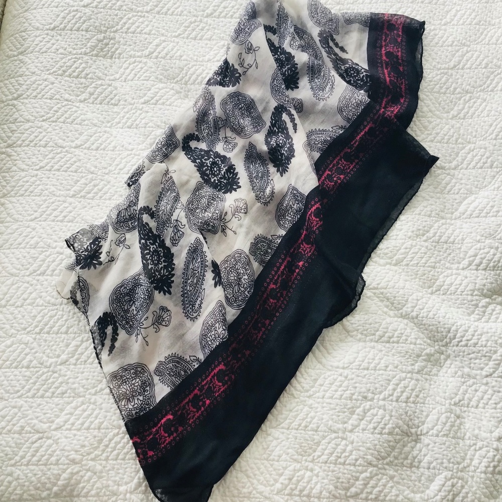 Large gorgeous scarf in black, white and red with paisley pattern 92 x 129cm - Picture 5 of 5